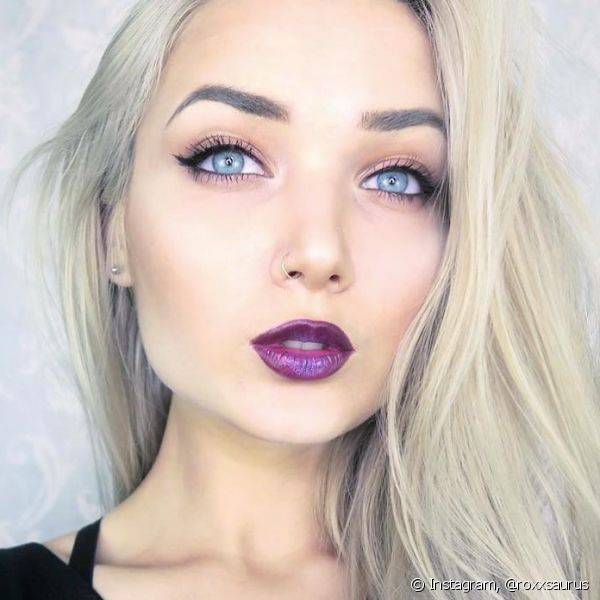 Para garantir a leveza da maquiagem, o truque é deixar a pele com cobertura leve e destacar os pontos altos do rosto aplicando iluminador (Foto: Instagram @roxxsaurus)